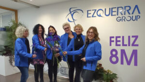 Un grupo de trabajadoras celebra el día de la mujer en las instalaciones del grupo