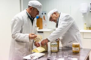Javier Medrano, director de Marketing y su padre José Luis con sus productos